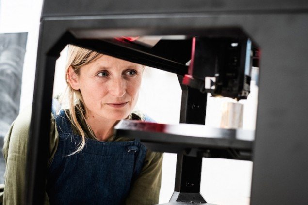 Camilla Berner ved 3D-printeren i Astrid Noacks Atelier. Foto: Martin Kurt Hagelund