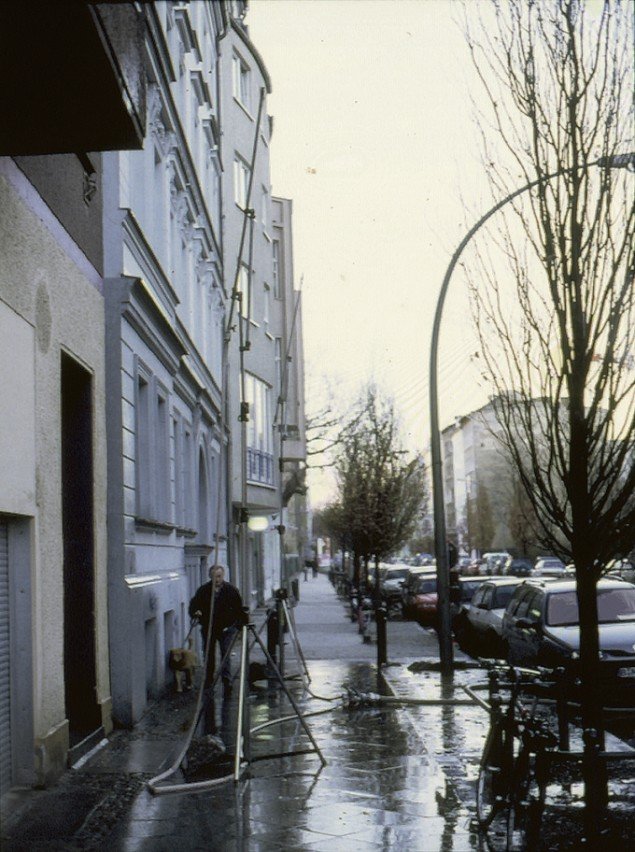 RainOnOff, 2001. Artificielt midlertidigt regnvejr på offentlig vej. Copenhagen Brands, Sparwasser HQ, Berlin. Foto: AVPD
