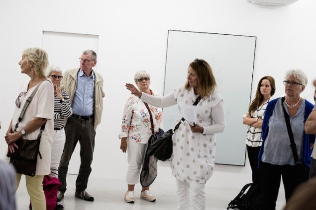 Kunstkritiker Lisbeth Bonde tog onsdag den 26. august publikum med på en inspirerende rundtur til nogle af Københavns mest anerkendte gallerier. Foto: Martin Kurt Hagelund