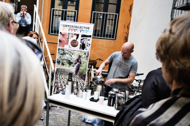 Gallerivandringen blev forsødet med en kop kaffe fra Coffee Collective. Foto: Martin Kurt Hagelund