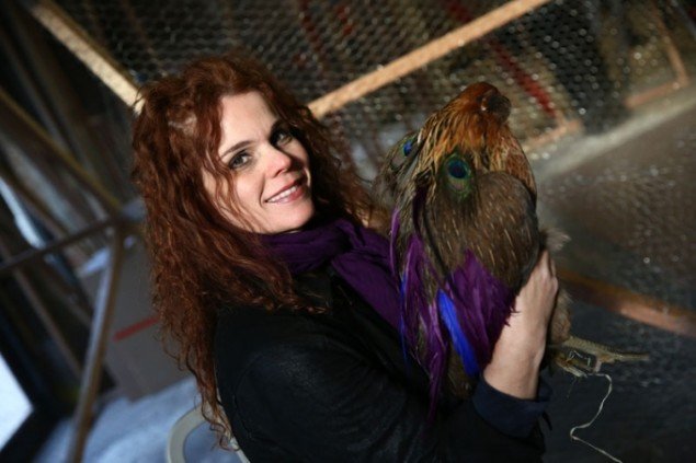 Laura Lima med høne iført lånte påfuglefjer i installationen Gala Chickens and Ball; et af de få værker i festivalens sidste uge, hvor renæssancetemaet var tydeligt. Kommisioneret af Performa. (Foto: Paula Court)