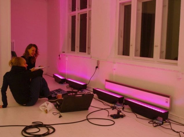 Nina Wengel og Tijana Miskovic arbejder på at installere Nina’s pinke lys-installation. Foto: Bente Jensen