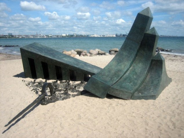 Phillip King: It´s A Swell Day For Stormy Petrels. Sculpture by the sea, Århus 2009. Foto: Maja Egelund