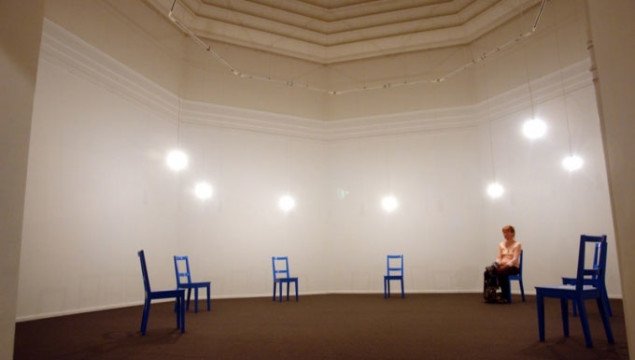Vær selv med i dronningeperformancen. Vælg en stol. The Seven Chairs. One-person performance. Foto. Jens Møller Sørensen