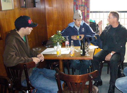 Drenge fra skolen i Mimersgade i samtale med bodegagæster om mulige forbedringer. Kenneth Balfelt: Café Heimdal, 2006. (bidrag til SID NED!)