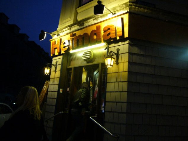 Indvielse af det nye facadeskilt på Café Heimdal. Kenneth Balfelt: Café Heimdal, 2006. (bidrag til SID NED!)