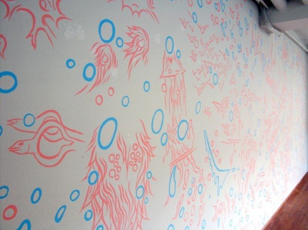 Nishitake vægmaleri med former der ligner noget fra havet. Foto Sergei Sviatchenko
