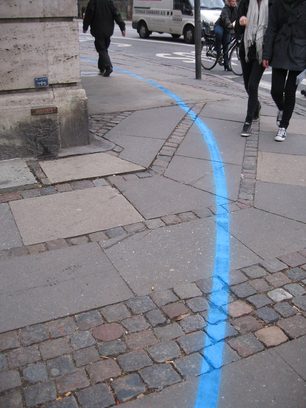 Den blå markeringslinje løber fra Rådhuspladsen til Østerport. (Foto: Haubitz + Zoche) 