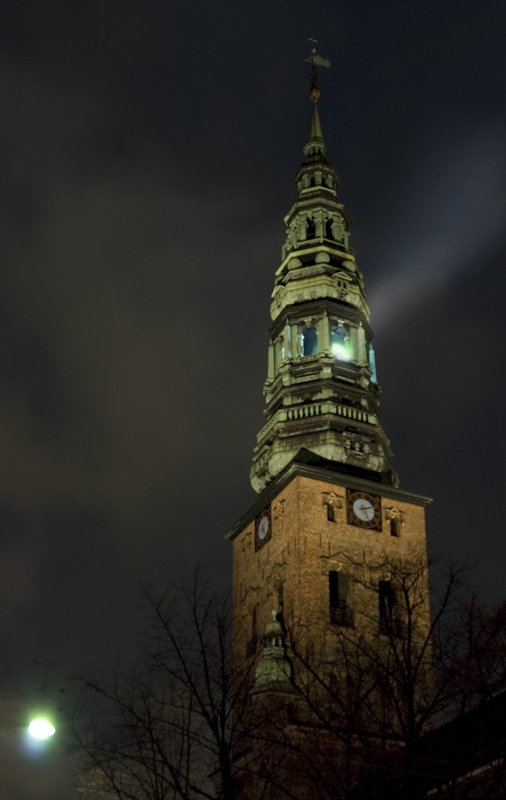 Nikolaj Kirkes tårn er omdannet til et fyrtårn. (Foto: Haubitz + Zoche)