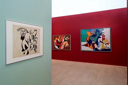 Fra venstre: Richard Mortensen, Abstraktion (1935), Richard Mortensen, Goyabillede I (1958), Richard Mortensen, Esto es malo (1958). Foto: Brian Kristensen