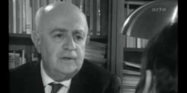 Adorno i kritisk refleksion over popkulturen. (still fra YouTube-klip)