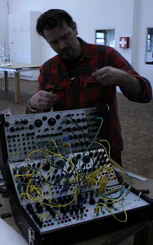 Derek Holzer demonstrerer sin hjemmebyggede synthesizer. Foto: Kristian Handberg. 