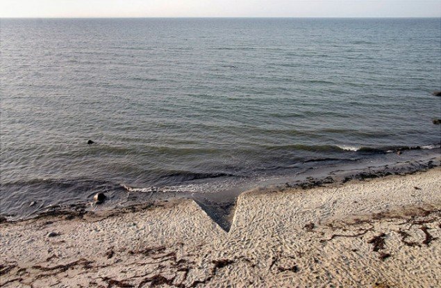 Nikolaj Recke: 10 Meters of extended German Coastline(udsnit), 2006, 50x35 cm. Foto: Galleri Christoffer Egelund.