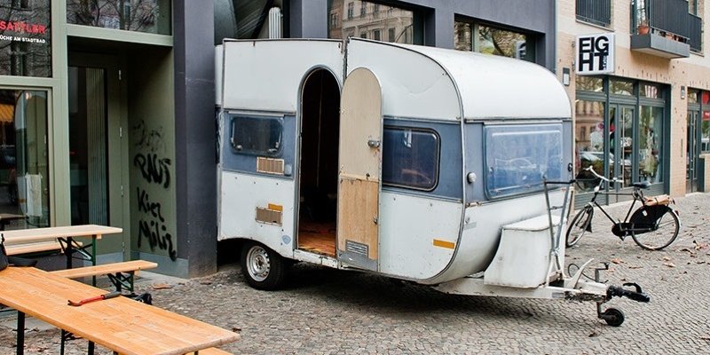 Hvordan får man en campingvogn ind i et 5m2 stort rum?