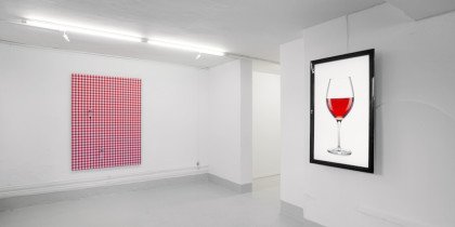 Fotograf lagrer vin på Galleri Image