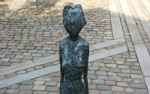 Giacometti skulptur går under jorden