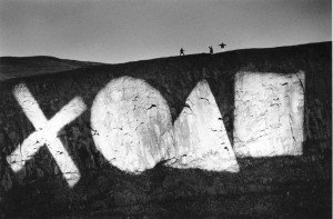 Crags-Projektion, 1992-93. Fire xenonprojektorer, Edinburgh. Foto: Murdo MacLeod