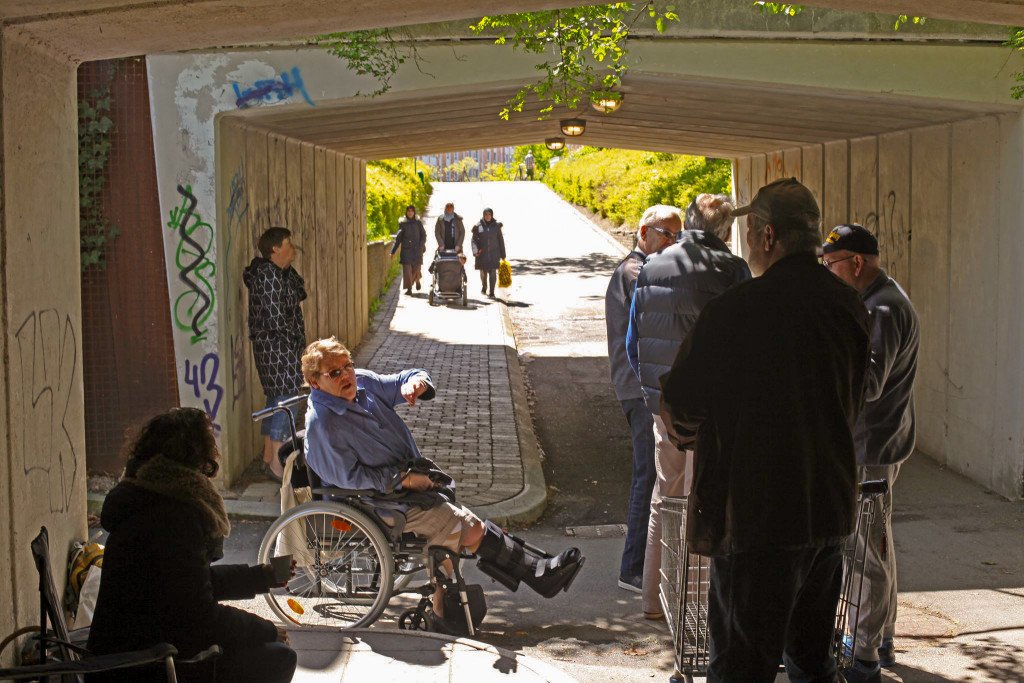 Som en del af projektet Placemaking diskuterer borgere fra Greve, hvordan tunellen ved Gersagerparken i Greve kan gøres mere tryg at færdes i. Foto Karoline H. Larsen