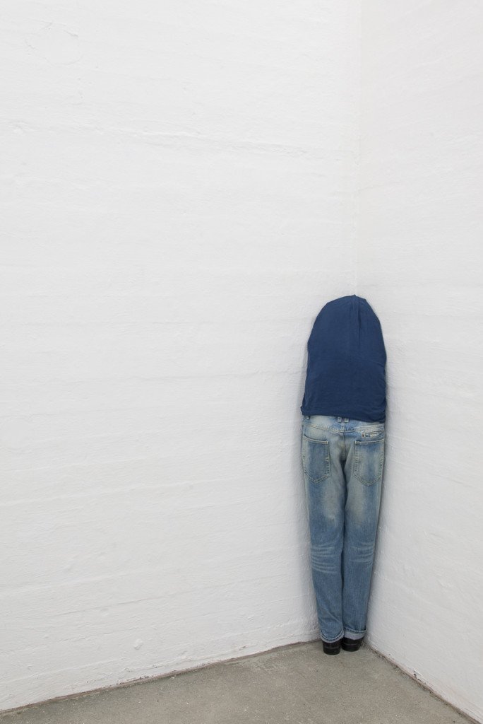 Untitled (sculpture for a corner), 2014. Foto: Niels Fabæk