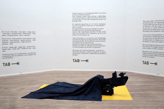 Eksempler fra rotunden med tekstøvelserne, som udstillingen bygger på og Kristian Touborgs værk Boat. Foto: Ole Bak Jakobsen
