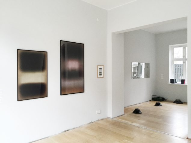 Installationsfoto af Jacob Friis-Holm Nielsen fra udstillingen Ud Af Intet. På billedet ses værker af Astrid Bryder (t.v.) samt Sune Lysdal (t.h.).