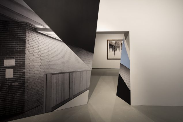 Installationsview fra udstillingen Vi byggede et hus, 2016, Den Sorte Diamant, Det Nationale Fotomuseum. Foto: Torben Eskerod