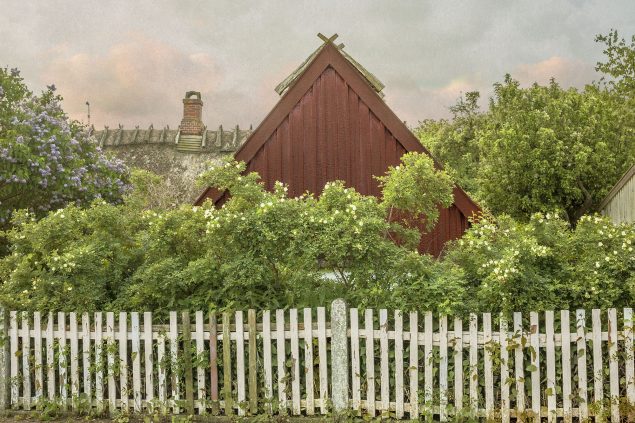 Marc Yankus: Red House With White Fence, 2015. Courtesy: Nordkystens Kunst Triennale og kunstneren