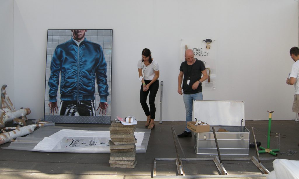 Galerie Tobias Naehring fra Leipzig gør klar til CODE Art Fair. Foto: Matthias Hvass Borello