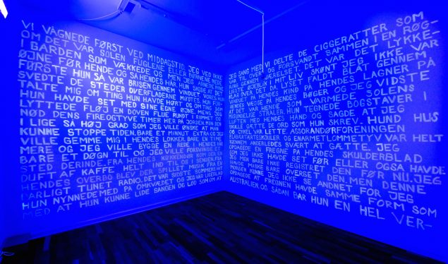 Glimt, UV-maling og lys. Installationsfoto fra udstillingen Det som står tilbage, Viborg Kunsthal, 2016. Foto: Kurt Nielsen