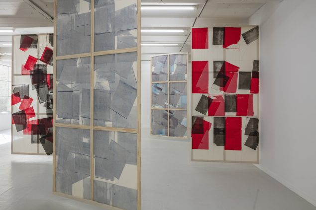 Installationsview fra Mette Winckelmanns udstilling Come Undone, Overgaden, 2016. Foto: Anders Sune Berg