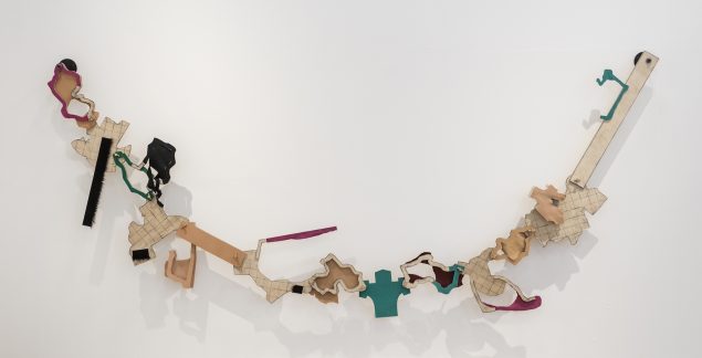Chain of small incidents, 2012 (krydsfinér, læder, tegnekul, maling, metal, 300 x 150 x 5 cm). Tilhører kunstneren. Foto: Esbjerg Kunstmuseum/Torben E. Meyer