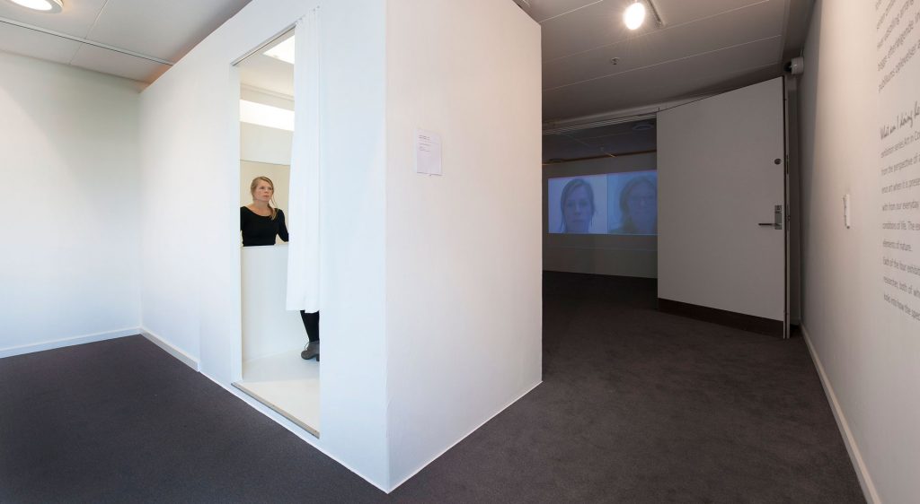 Nina Saunders og Ernesto Spinelli Existential Photo Booth, 2013.