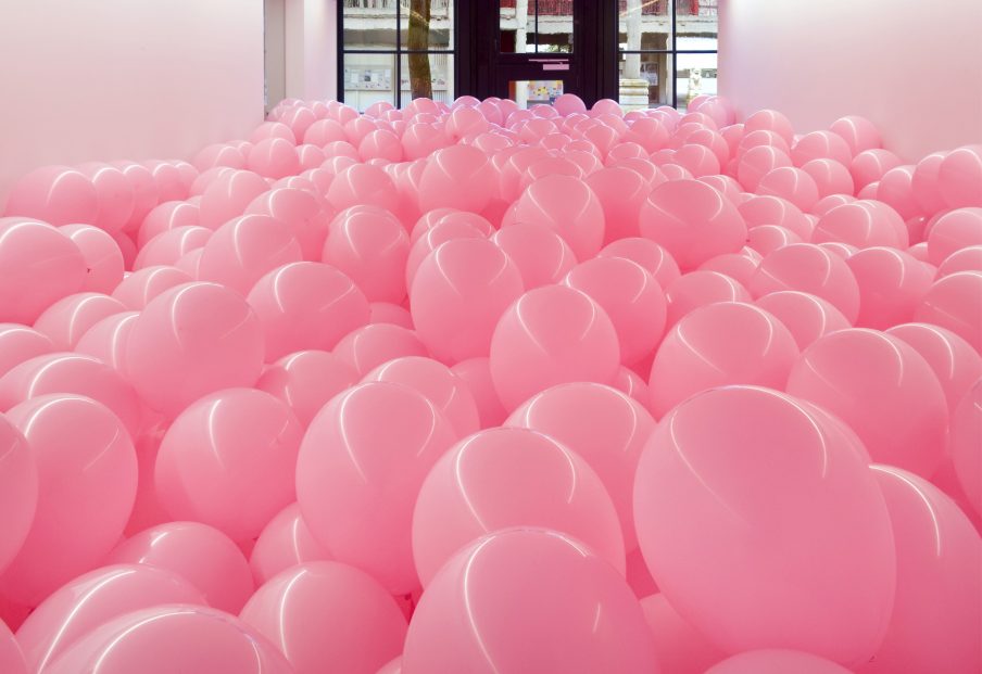 Britisk kunstner installerer ballonværk i Trekantområdet