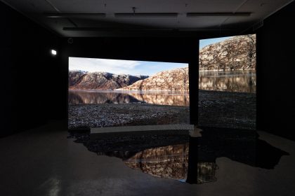 Anne Haanings installationer på Den Frie er fascinerende ånder fra kryolitminens skygge
