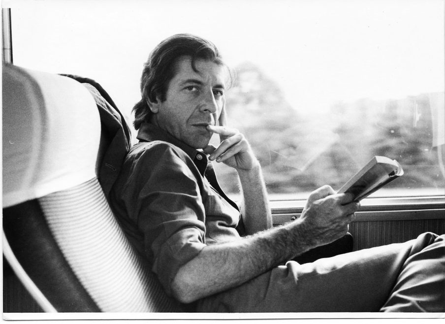 Stor Leonard Cohen udstilling deler vandene blandt anmeldere