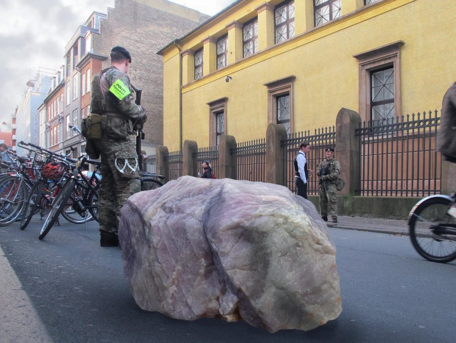 Peter Voss-Knudes antiterror-barrikade flyttet til den jødiske synagoge i København