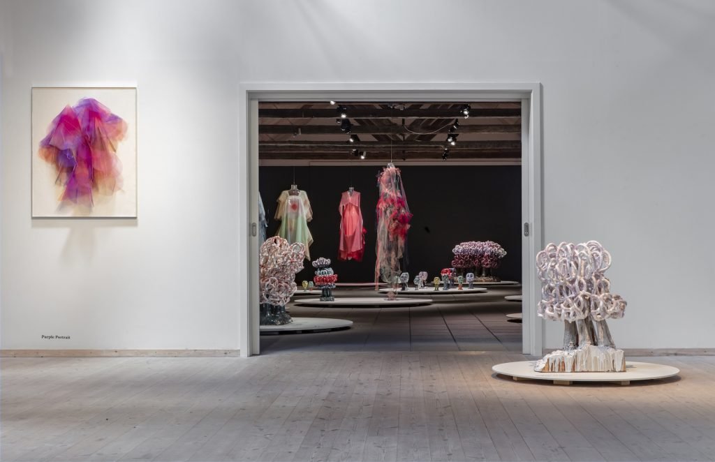 Udstillingsview: Forrest th. Bente Skjøttgaard: Nature of Glaze #1803, stoneware and glaze, 2018, og tv. Anne Damgaard: Purple Portrait, 2020, nylontyæ, bomuldsgaze, mdf og aluminium.