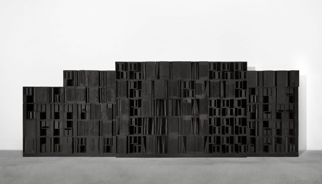 Louise Nevelson: Homage to the Universe, 1968. Painted wood. 284,5 x 862,5 x 30,5 cm. Private Collection. Courtesy Fondazione Marconi, Milan. Photo: Gianni Ummarino, Milan © 2020 Estate of Louise Nevelson / Artists Rights Society (ARS), New York / VISDA