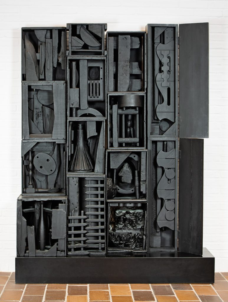 Louise Nevelson: Royal Tide III, 1960. Painted wood, 181 x 143 x 38 cm. Louisiana Museum of Modern Art. © 2020 Estate of Louise Nevelson / Artists Rights Society (ARS), New York / VISDA