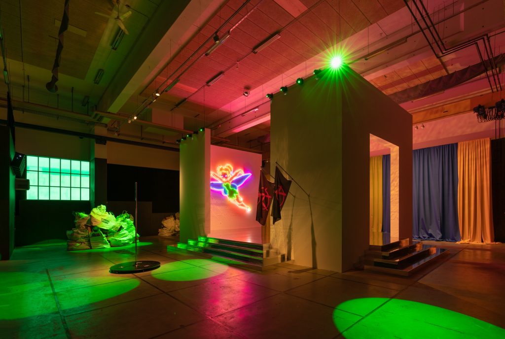 Esben Weile Kjær, HARDCORE FREEDOM, 2020. Installation view på Copenhagen Contemporary. Foto: David Stjernholm.