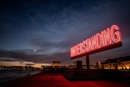 Roskilde Festival rejser lysende kunstinstallation i decembermørket