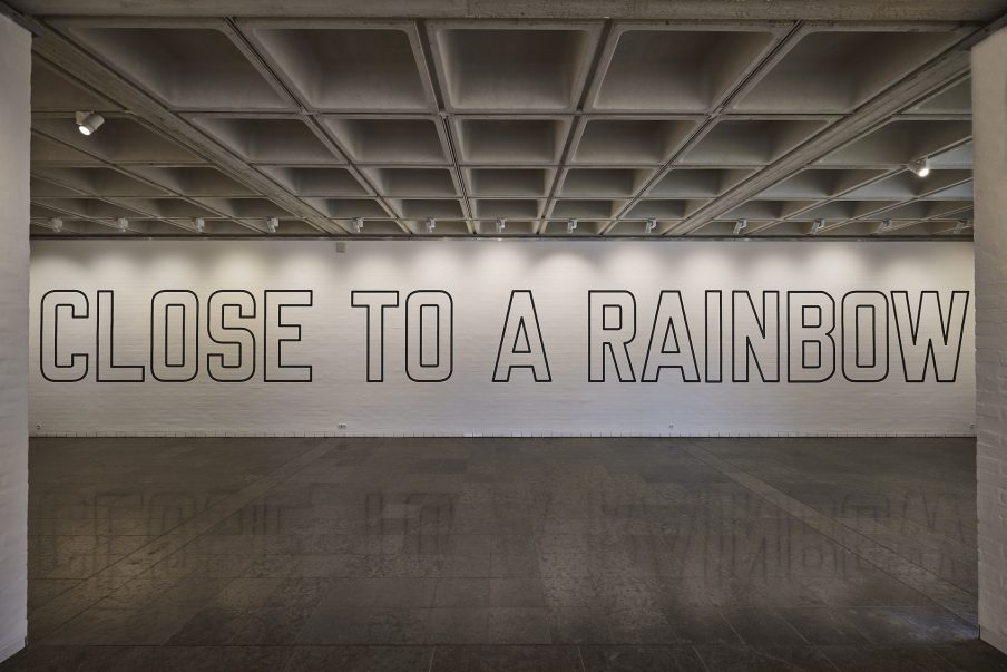 Lawrence Weiner: Close to a Rainbow – Holstebro Kunstmuseum