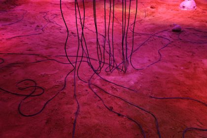 Olga Benedicte, The Unknown Territory, 2021. Interaktiv skulptur- og lydinstallation Loop af 12 min. varighed Sæbeskulpturer med kaffegrums og bipollen granulat, inkorporerede højttalere, 12-kanals lydsystem, synlige kabler. Violet folie og sand.