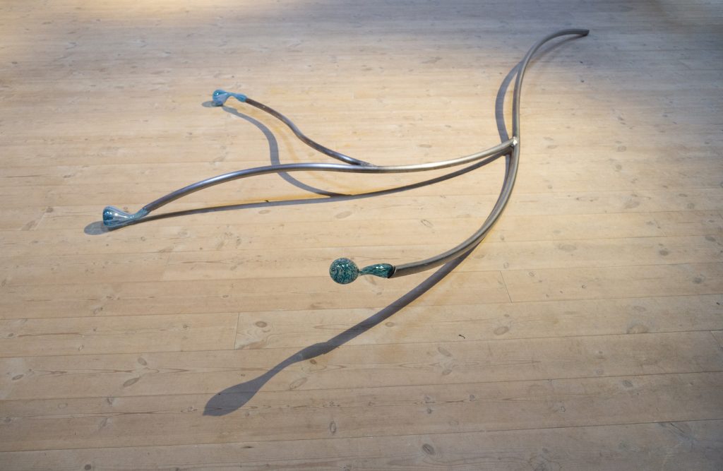 Anne-Sofie Overgaard, Crops, 2021. Tre skulpturer af mundblæst glas og stålrør.