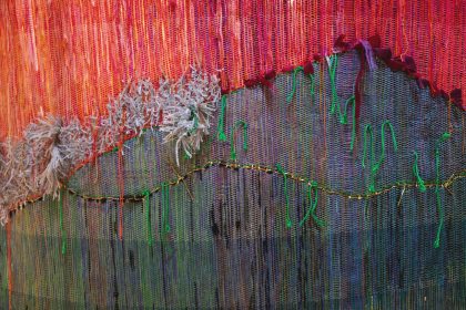Anne-Sofie Overgaard, Crater of The Unknown, 2021. Skaftevævet billedtæppe i uld, bomuld, viskose, mursnor, glimmertråd, kornstrå, stof, plastik. Stativ i stål. Sand