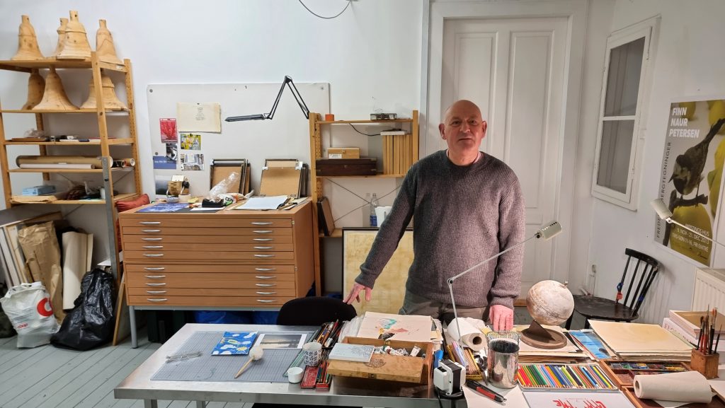 Finn Naur Petersen i sit atelier. Foto: Jesper Palm
