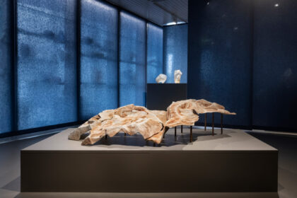 TILL – fra rå kaos til skrøbelig skønhed af Anett Biliczki – Hempel Glasmuseum